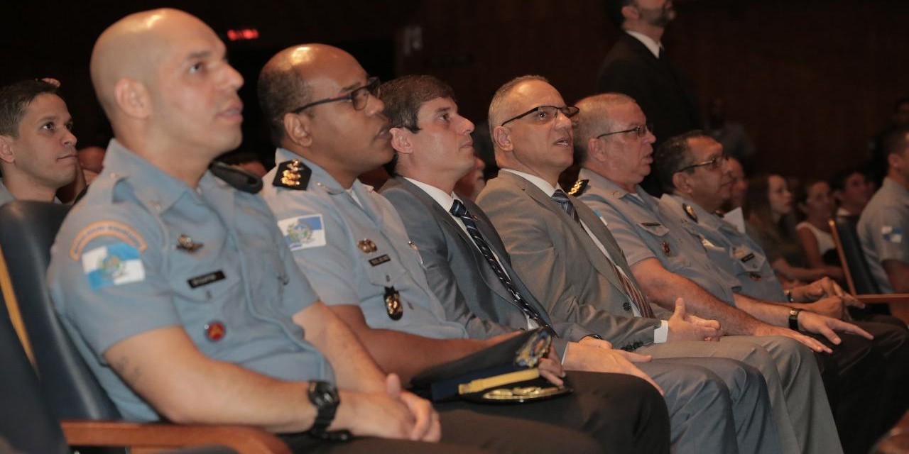 Medalha Flávio Duarte emociona platéia de 700 pessoas