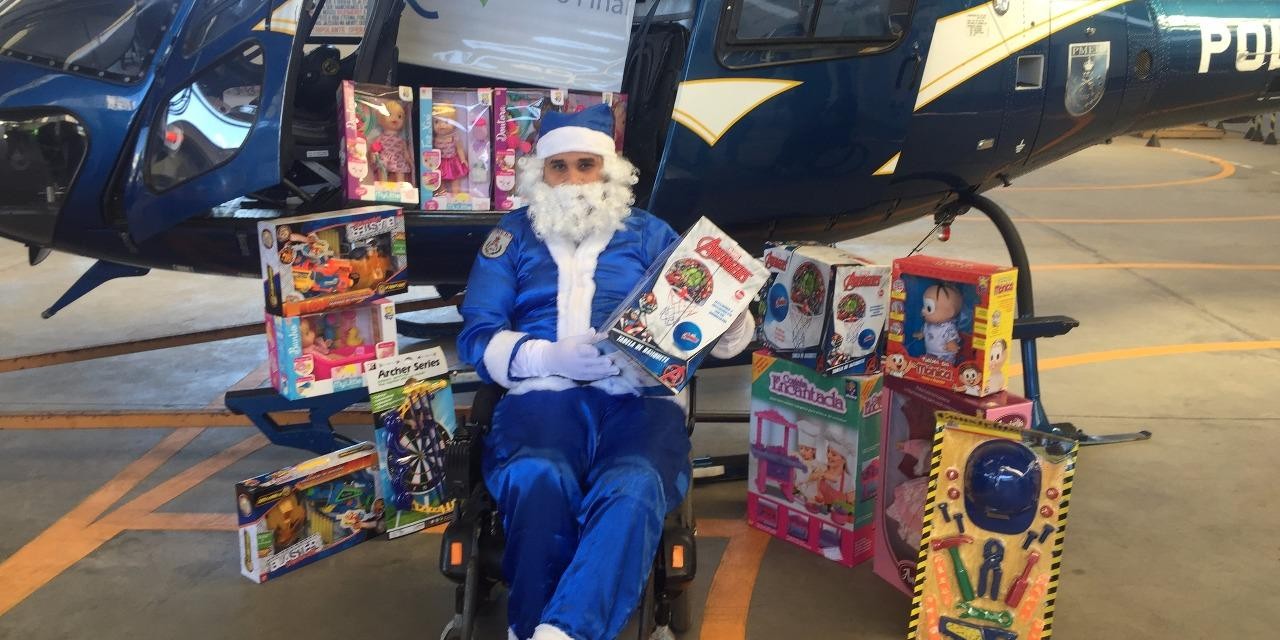 De rena ou de rodas Papai Noel sempre chega em boa hora