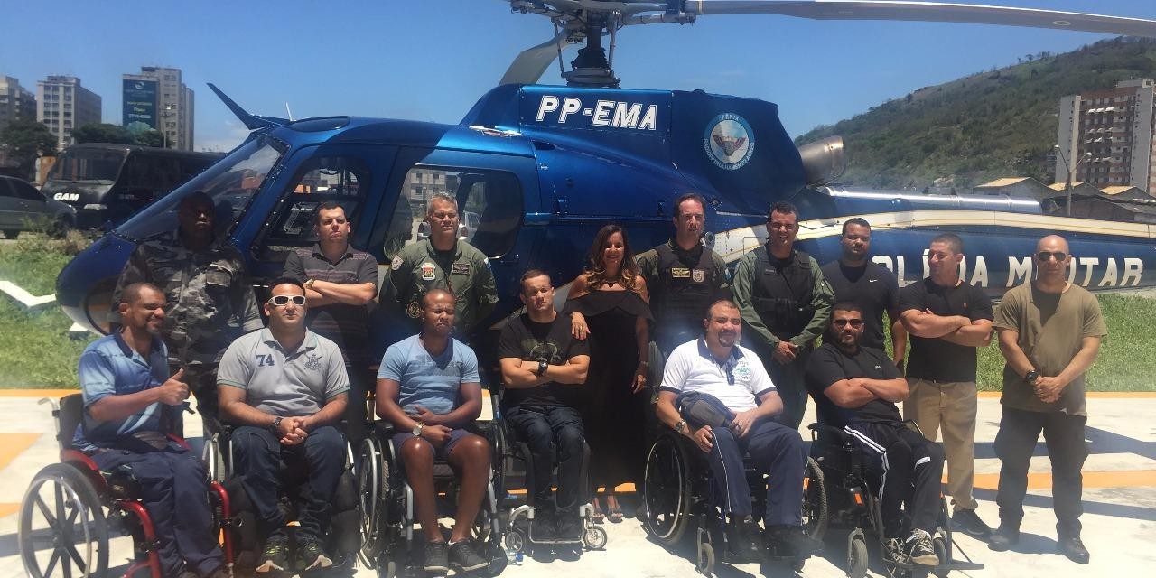 Policiais com necessidades especiais visitam o GAM e realizam passeio de aeronave