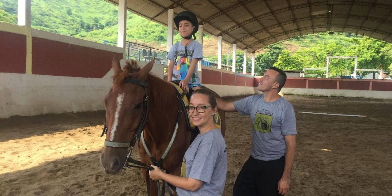 Visita ao Regimento de Cavalaria encanta filhos de policiais